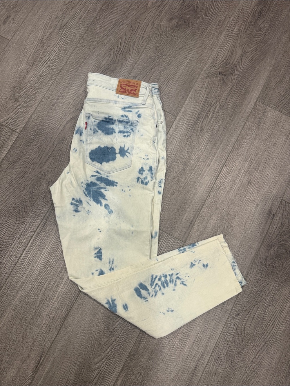 Levi's Cream Jeans with Blue Tie-Dye Accents Size 31 c18
